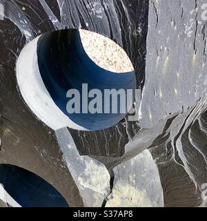 Abstrakte Skulptur aus Schiefer für einen Garten. Stockfoto