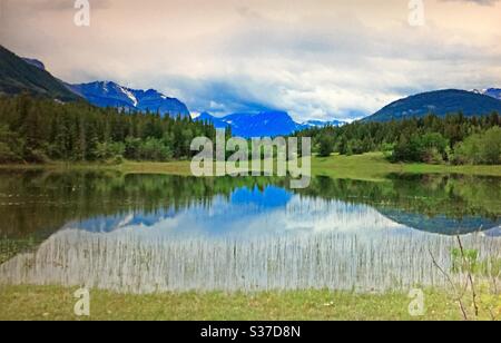 Middle Lake, Bow Valley Provincial Park, Kananaskis Country, Alberta, Kanada, Kanadische Rockies, Wildnis, Landschaft, Natur, Berge, zerklüftet, zerklüftet, wunderschön Stockfoto