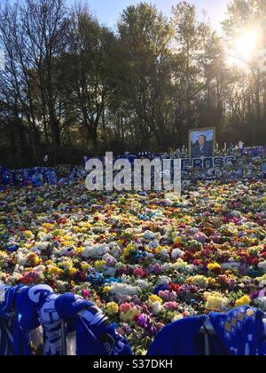 Khun Vichai Gedenkblumen im King Power Stadion Stockfoto