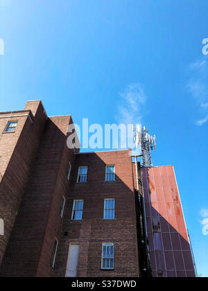 Gebäude in der Stadt mit Handy-Tower-Array auf der Oberseite montiert Stockfoto