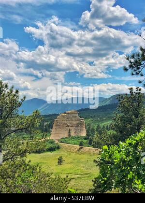 Outdoor-Denkmal in Colorado mit blauem Himmel, Bäumen, Wolken, Bergen Stockfoto