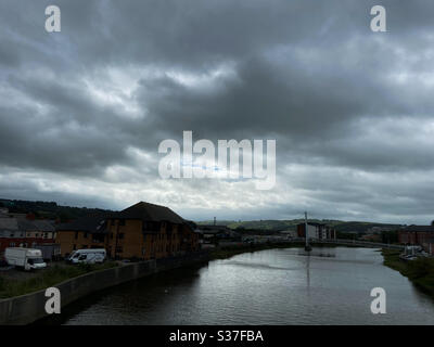 Aberystwyth, West Wales, Großbritannien. Dienstag, 23. Juni 2020. News: Eine dramatische Wolkenlandschaft in Aberystwyth heute Morgen, ein bewölktes Tag vor uns. ©️Rose Voon / Alamy Live Nachrichten Stockfoto