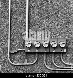 Stromzähler an der Wand, 2020 Stockfoto