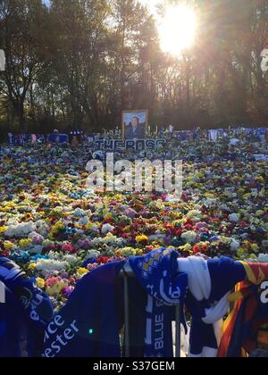 Khun Vichai Gedenkblumen im King Power Stadium Stockfoto