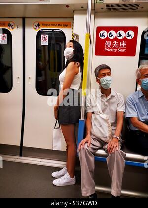 Hongkongers trägt chirurgische Masken während des Coronavirus-Ausbruchs. Stockfoto