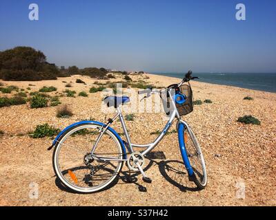 Blue & Silver Fahrrad geparkt am Walmer Strand, Kent, Großbritannien Stockfoto