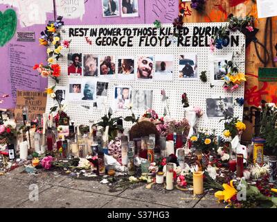 Blumen und Kerzen an der provisorischen George Floyd Gedenkmauer in DER AUTONOMEN CHOP CHAZ Zone auf dem Capitol Hill in Seattle, juni 2020 Stockfoto