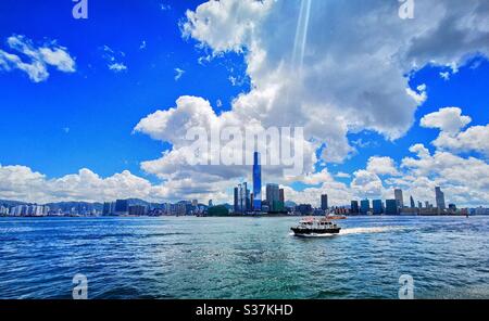 Ein Panoramablick auf West-Kowloon vom Victoria Hafen in Hong Kong aus gesehen. Stockfoto