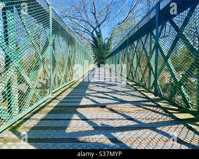 Schatten auf Brücke über die Eisenbahn am Waldhügel Stockfoto