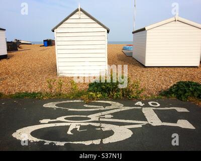 Bild eines in Weiß lackierten Fahrrads auf der Promenade, um den Radweg neben dem Strand bei Walmer Deal Kent UK zu zeigen Stockfoto