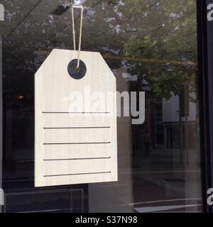 Leere Kennzeichnung hängt im Schaufenster. Stockfoto