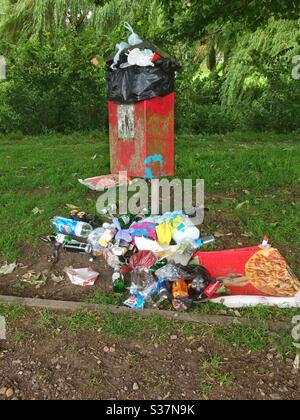 Voll überlaufender roter Abfalleimer. Warum noch dazu, nimm deinen Müll mit nach Hause. VEREINIGTES KÖNIGREICH Stockfoto