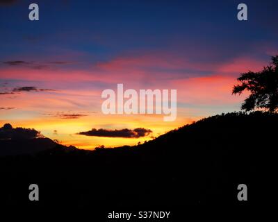 Ein schöner Sonnenuntergang über Lamma Island in Hongkong. Stockfoto