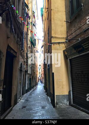 Enge mittelalterliche Straße in Genua, Italien Stockfoto