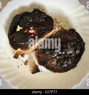 Zwei Scheiben gebrannter Toast mit Brombeermarmelade. Stockfoto