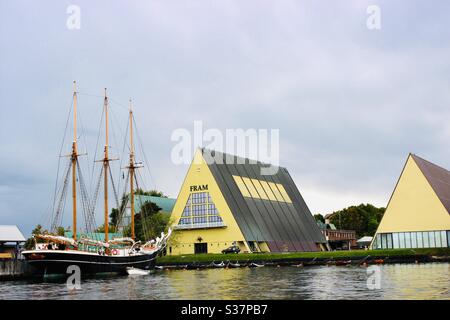 Norwegisches Wikingerhaus mit Schiff auf Fjord - Fram Museum in Oslo, Norwegen Stockfoto