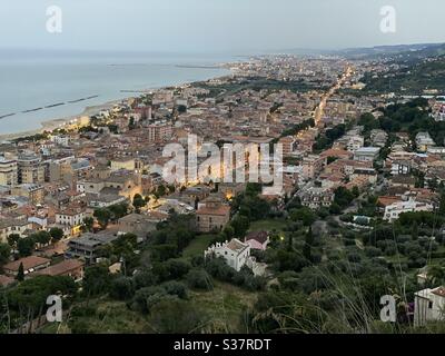 Blick auf die Küste über Grottammare und San Benedetto del Tronto, am späten Nachmittag Stockfoto