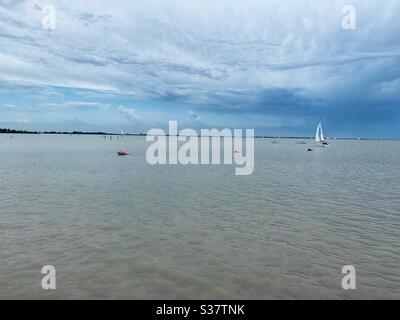 Neusiedlersee - Neusiedlersee war mit Segelschiff an einem Sommernachmittag Stockfoto