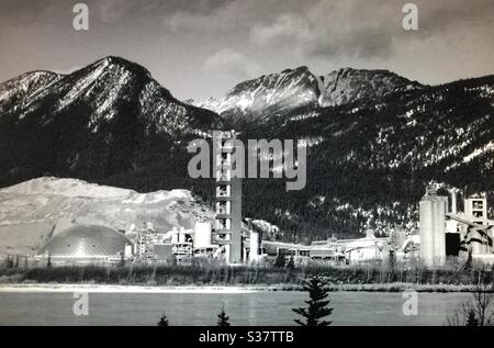 Lafarge Exshaw Zementwerk, am Rande der kanadischen Rocky Mountains, Lafarge neu modernisiert, Zementwerk, Schaufenster, in Umwelt und Wirtschaftlichkeit. Stockfoto