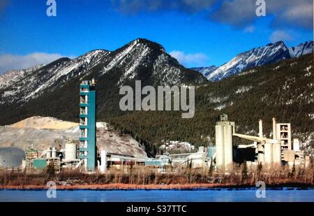 Lafarge Exshaw Zementwerk, am Rande der kanadischen Rocky Mountains, Lafarge neu modernisiert, Zementwerk, Schaufenster, in Umwelt und Wirtschaftlichkeit. Stockfoto