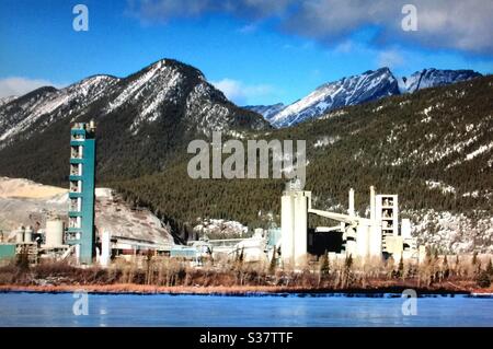 Lafarge Exshaw Zementwerk, am Rande der kanadischen Rocky Mountains, Lafarge neu modernisiert, Zementwerk, Schaufenster, in Umwelt und Wirtschaftlichkeit. Stockfoto