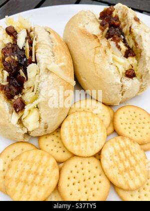 Käse und genießen Sie frisch gebackene Baguette-Sandwiches mit kitschigen Chips Stockfoto