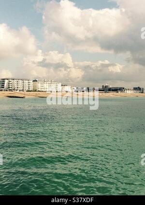 Worthing Strand an einem sonnigen Tag Stockfoto