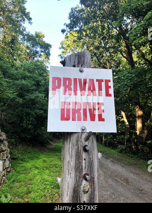 Private Drive-Schild auf privater Straße in der Landschaft Stockfoto