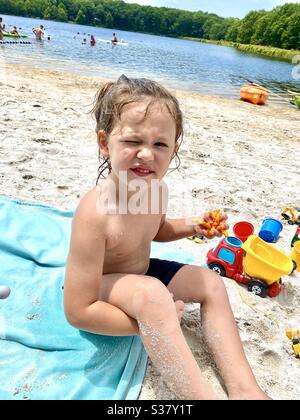 Kleine Jungs spielen im Sand am Strand Stockfoto