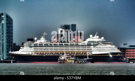 Disney Kreuzfahrtschiff in Liverpool Stockfoto