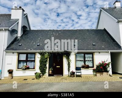 Sozialer Wohnungsbau in Ardara County Donegal Irland. Wunderschön gepflegt. Stockfoto