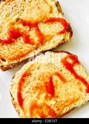 Käse auf Toast mit Tomatenketchup Stockfoto