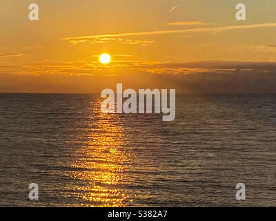 Aberystwyth, West Wales, Großbritannien. Freitag, 10. Juli 2020. News: Eine atemberaubende Goldenhour in Aberystwyth heute Abend. ©️Rose Voon / Alamy Live Nachrichten Stockfoto