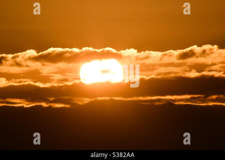 Aberystwyth, West Wales, Großbritannien. Freitag, 10. Juli 2020. News: Eine atemberaubende Goldenhour in Aberystwyth heute Abend. ©️Rose Voon / Alamy Live Nachrichten Stockfoto