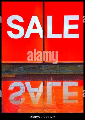 Ein großes Schild in einem Einkaufszentrum oder Einkaufszentrum. VERKAUF. Schaufensterwerbung, um Kunden zu gewinnen. Bildnachweis - ©️ COLIN HOSKINS. Stockfoto