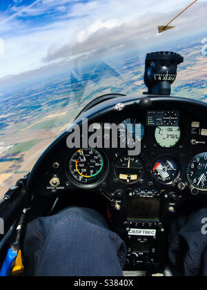 Rolladen-Schneider LS8 Segelflugzeug Cockpit im Flug zeigt Instrumente und Landschaft draußen. Stockfoto