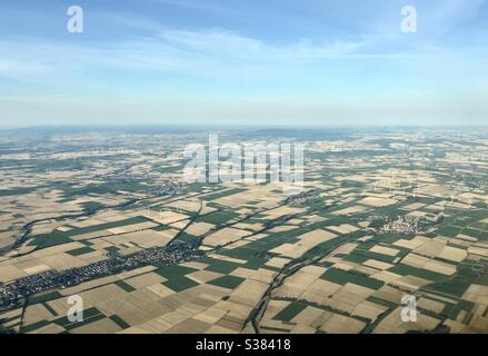 Luftbild der Landschaft mit Windturbinen bei Frankfurt in Deutschland. Stockfoto