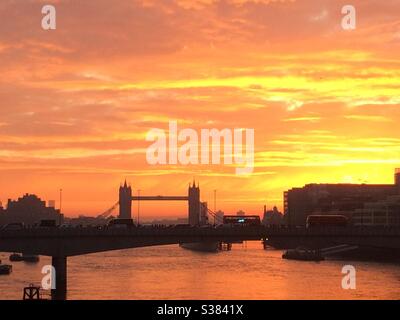 Goldener Sonnenaufgang über der Turmbrücke Stockfoto