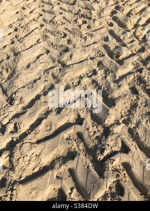 Muster der Reifen tritt in Sand und Schlamm V Formen Hintergrund Stockfoto