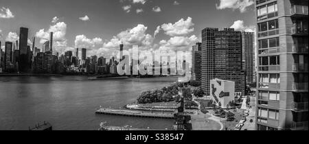 Queens Library am Hunters Point in Long Island City, entworfen von Steven Holl Architects Stockfoto