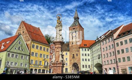 Der Hauptplatz von Landsberg am Lech Hauptplatz mit dem berühmten Schmalzturm und Marienbrunnen. Stockfoto