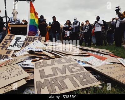 Demonstranten werfen ihre Plakate am Ende einer Black Lives Matter Kundgebung in Edinburgh Schottland ab Stockfoto