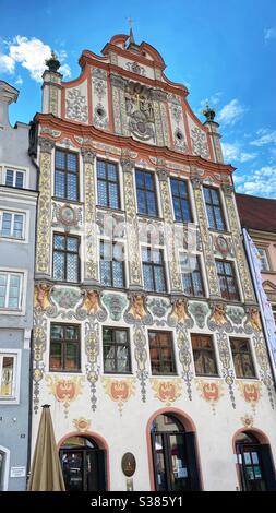 Schönes altes Gebäude am Hauptplatz von Landsberg am Lech in Süddeutschland. Stockfoto