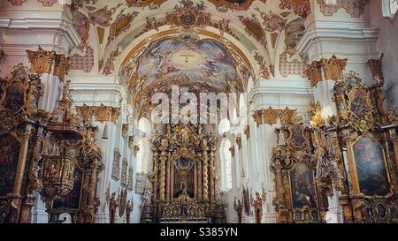 Innenraum der Heilig-Kreuz-Kirche erbaut im 18. Jahrhundert in Landsberg am Lech. Stockfoto