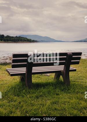 Eine leere Bank mit Blick auf Loch Eil in der Nähe von Fort William, Highlands of Scotland Stockfoto