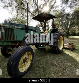 Alte Traktor in der sonne georgiens. Stockfoto