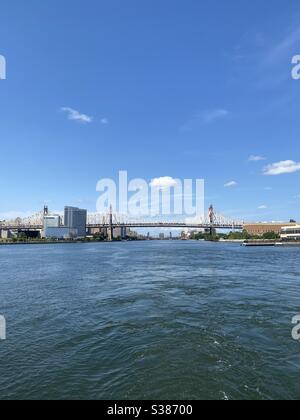 Die Queensboro Bridge von NYC aus gesehen von der NYC Fähre auf dem East River. Stockfoto