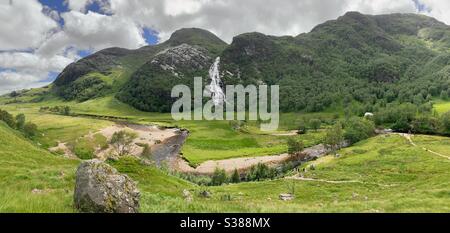 Ein Panoramablick auf die Steall Falls in Glen Nevis. Der Wasserfall liegt in den westlichen schottischen Highlands und ist mit einem geraden Fallhöhe von 120 Metern der zweithöchste in Schottland Stockfoto