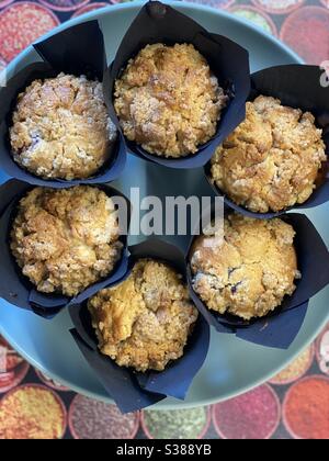 Teller mit frischem Apfel und Zimt Blauer Muffins Stockfoto