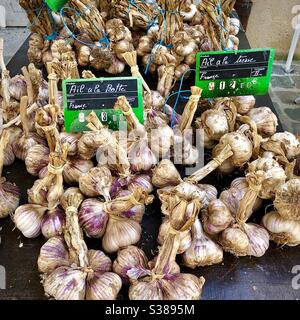 Französischer Marktstand mit Knoblauch zum Verkauf. Stockfoto